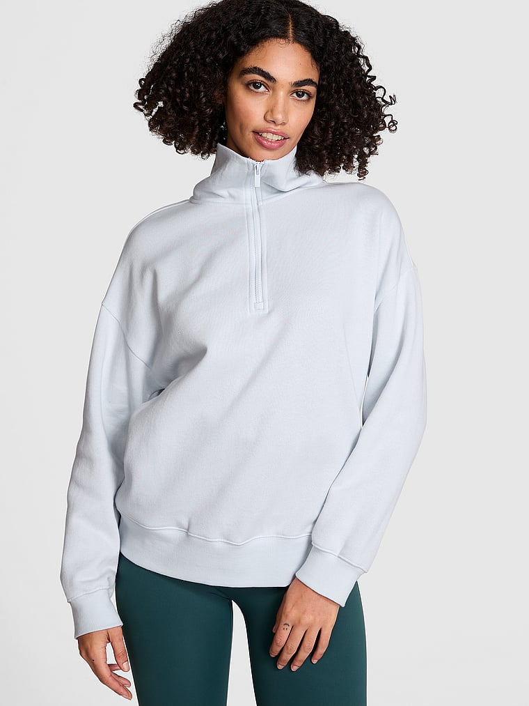 PINK Ivy Sweatshirt aus Fleece mit kurzem Reißverschluss, Hortensienblau, onModelFront, 3 of 4 Vanessa ist 5'10" oder 178cm und trägt S