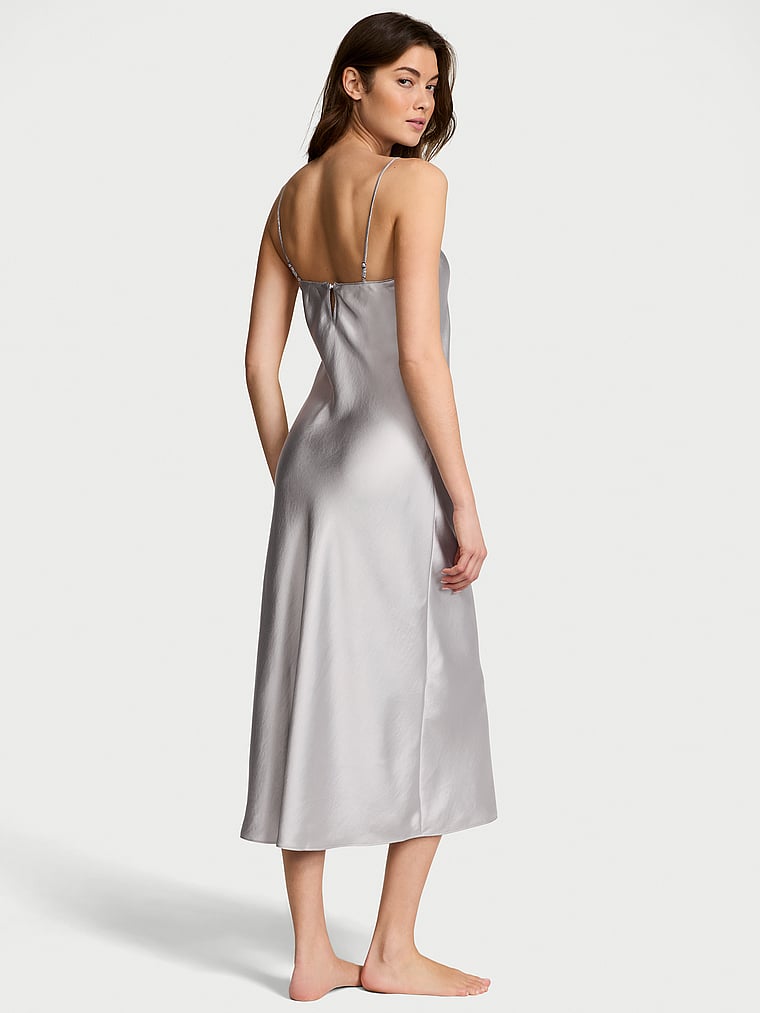 Victoria's Secret, Victoria's Secret Langes Negligé aus luxuriösem Satin, SILBERNE PERLE, onModelBack, 2 of 4 Kennidy ist 5'11" oder 180cm und trägt S