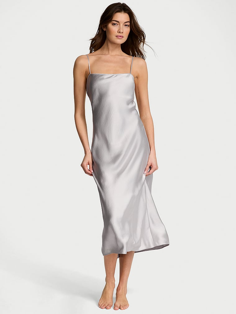 Victoria's Secret, Victoria's Secret Langes Negligé aus luxuriösem Satin, SILBERNE PERLE, onModelFront, 1 of 4 Kennidy ist 5'11" oder 180cm und trägt S