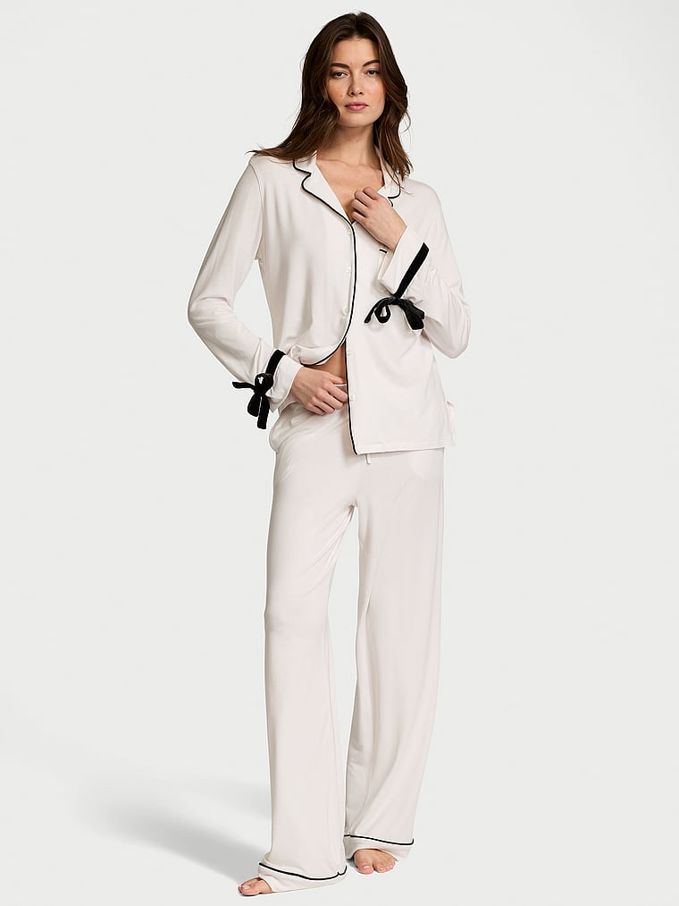 Victoria's Secret, Victoria's Secret Langer Pyjama aus Modal mit weichem Samtbesatz, KOKOSWEISS, onModelFront, 1 of 4 Kennidy ist 5'11" oder 180cm und trägt S/Long