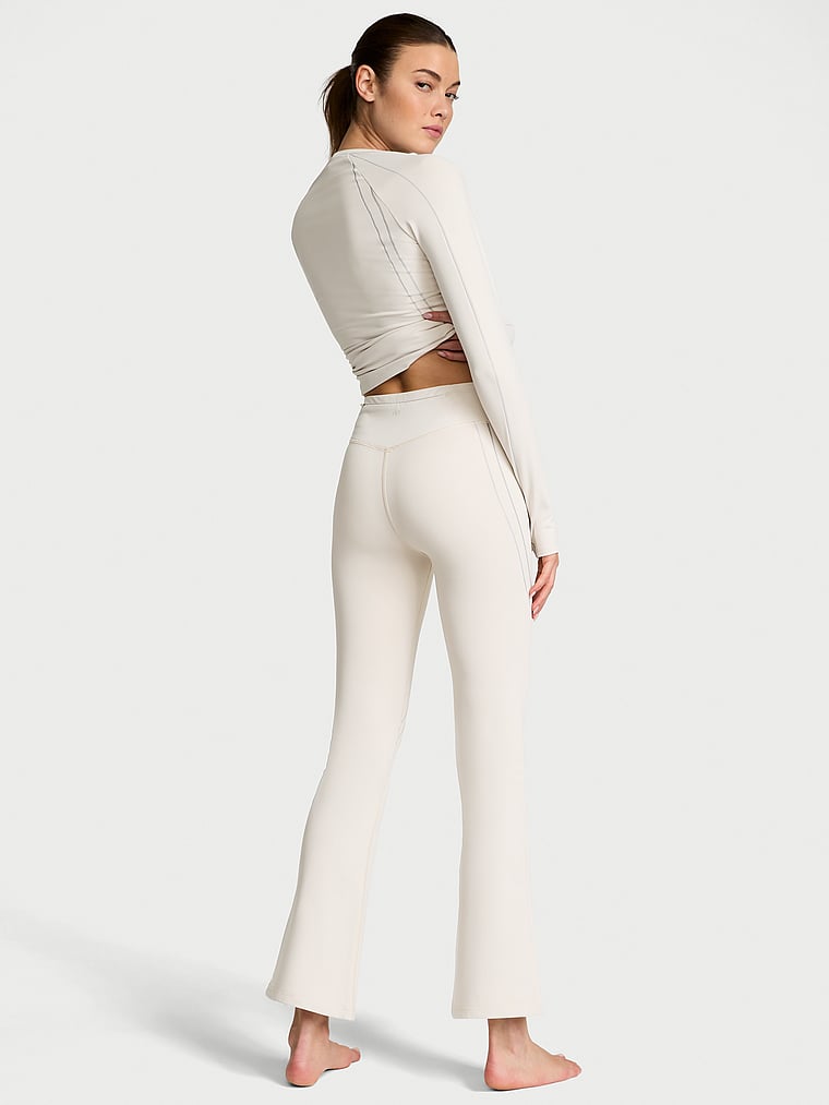 Victoria's Secret, VSX VSX Winter Ausgestellte Leggings, Classic Plaster, onModelBack, 2 of 3 Kennidy ist 5'11" oder 180cm und trägt S