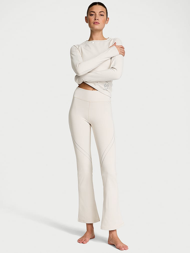Victoria's Secret, VSX VSX Winter Ausgestellte Leggings, Classic Plaster, onModelFront, 1 of 3 Kennidy ist 5'11" oder 180cm und trägt S