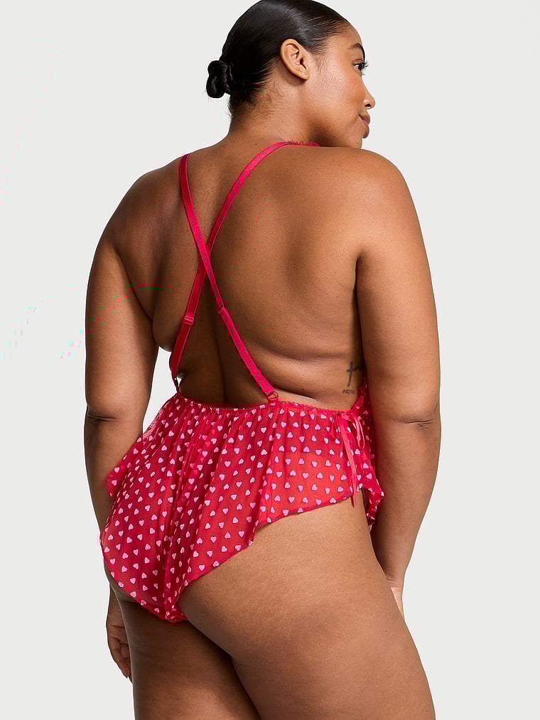 Victoria's Secret, Victoria's Secret Tease Einteiler aus Netzstoff mit Herzdesign, Helles Zinnoberrot, onModelBack, 4 of 4 Brianna ist 5'10" oder 178cm und trägt XL