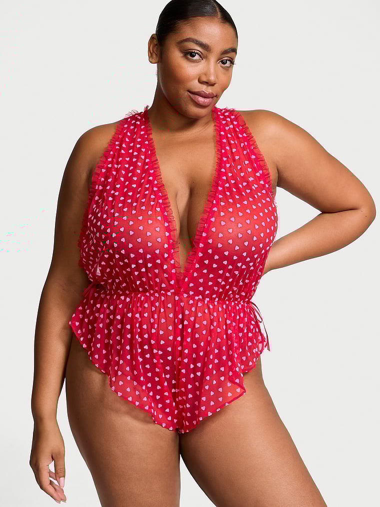 Victoria's Secret, Victoria's Secret Tease Einteiler aus Netzstoff mit Herzdesign, Helles Zinnoberrot, onModelFront, 3 of 4 Brianna ist 5'10" oder 178cm und trägt XL
