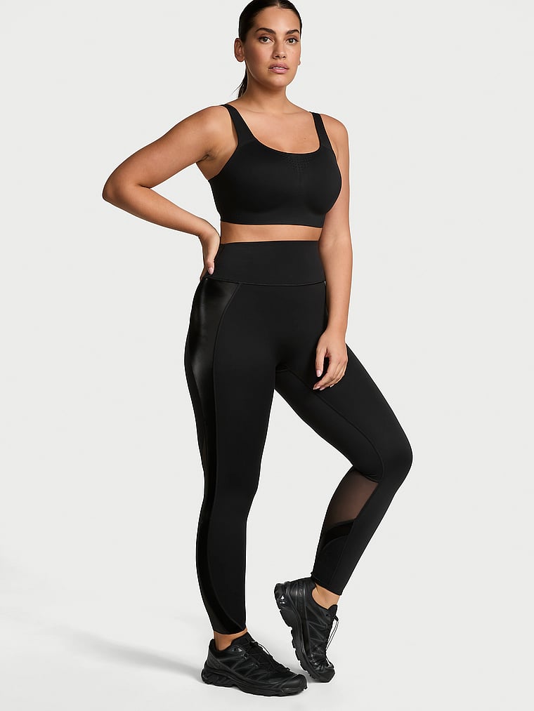 Victoria's Secret, VSX VSX Activate™ Glänzende Leggings mit Einsatz, Schwarz, onModelFront, 1 of 3 Lorena ist 5'9" oder 175cm und trägt L