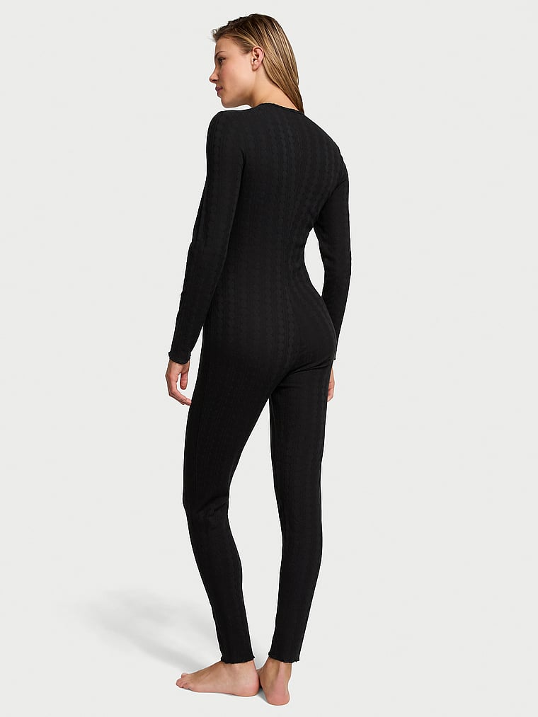 Victoria's Secret, Victoria's Secret Langer Schlaf-Einteiler mit Pointelle-Muster, Schwarz, onModelBack, 2 of 3 Aga ist 5'10" oder 178cm und trägt S/Regular