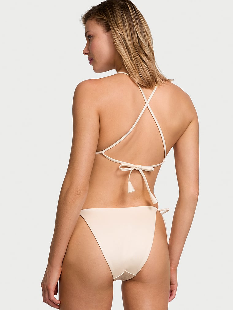 Victoria's Secret, Victoria's Secret Swim Cheeky-Bikinihose mit Riemchen, Glitzer- und Rosettendesign, Kerzenlicht, onModelBack, 2 of 3 Aga ist 5'10" oder 178cm und trägt S