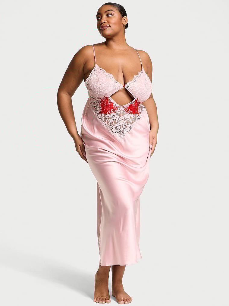 Victoria's Secret, Victoria's Secret Dare to Dream Langes Negligé aus Spitze und Satin, onModelFront, 1 of 4