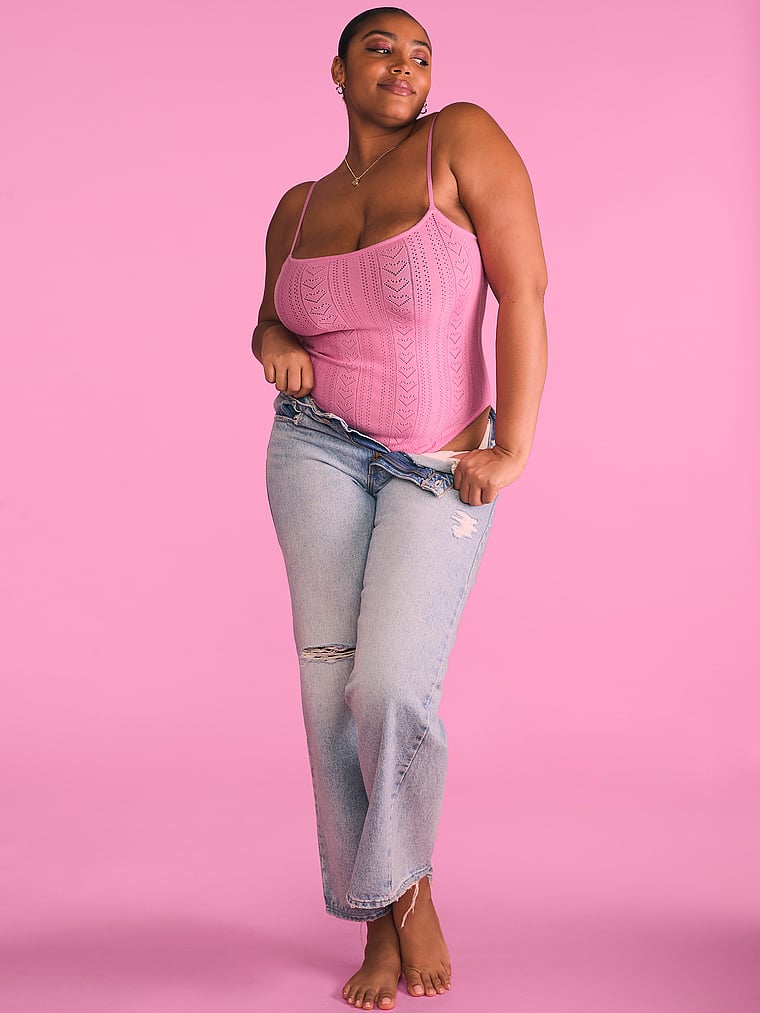 Victoria's Secret, Victoria's Secret Luxuriöser Body mit Pointelle-Herzmuster, Pretty Pink, onModelSide, 4 of 4 Brianna ist 5'10" oder 178cm und trägt XL