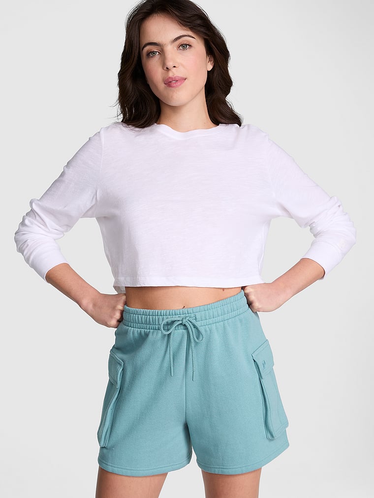 PINK Ivy Cargo-Shorts aus Fleece, Niagarafälle, onModelFront, 1 of 3 Scarlett ist 5'11" oder 180cm und trägt S