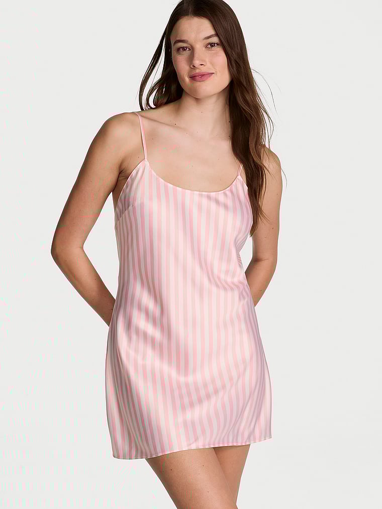 Victoria's Secret, Victoria's Secret Mini-Negligé aus Satin mit Heritage-Streifen, Hübscher Blütenstreifen, onModelFront, 1 of 4 Mackenzie ist 5'10" oder 178cm und trägt S
