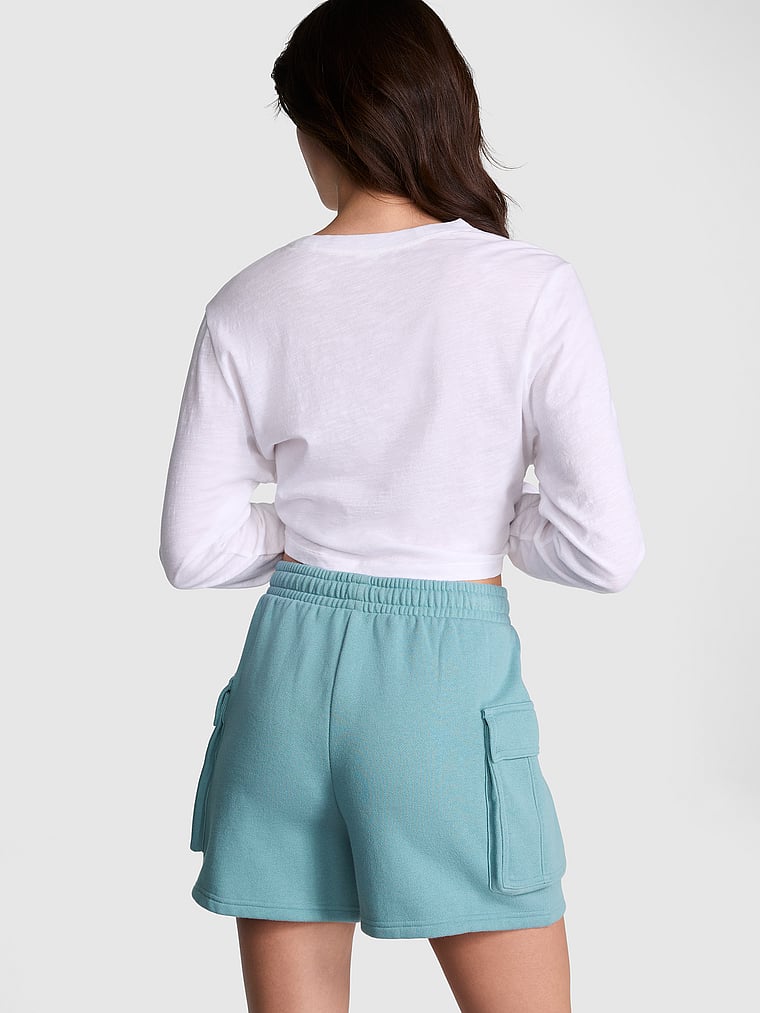 PINK Ivy Cargo-Shorts aus Fleece, Niagarafälle, onModelBack, 2 of 3 Scarlett ist 5'11" oder 180cm und trägt S
