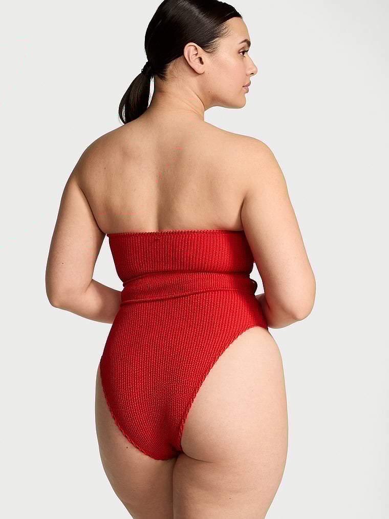 Victoria's Secret, Victoria's Secret Swim Trägerloser, einteiliger Badeanzug mit Crinkle-Effekt und Gürtel, Helles Zinnoberrot, onModelBack, 2 of 3 Karmi ist 5'10" oder 178cm und trägt L