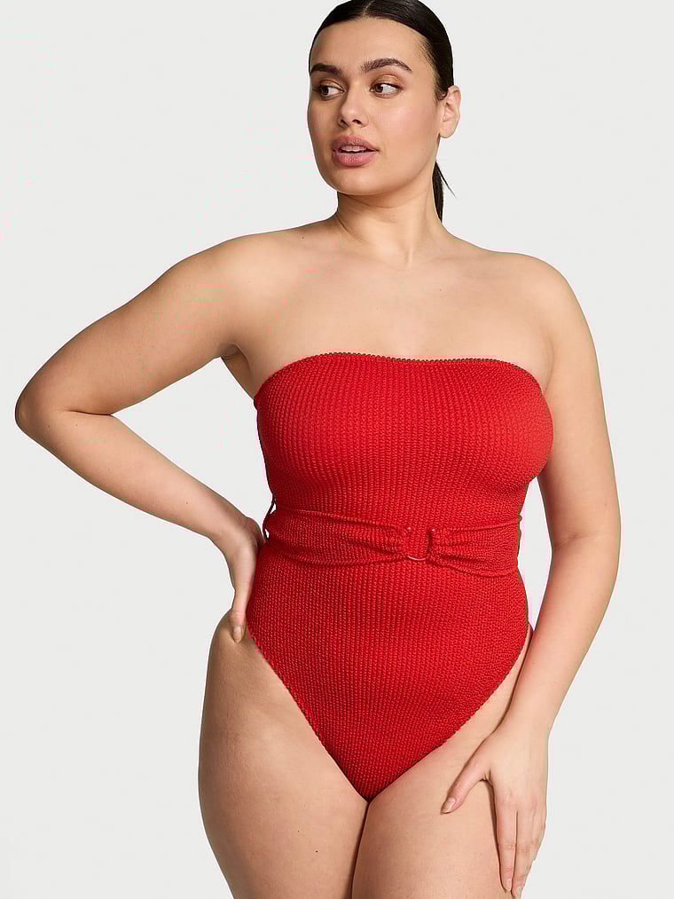 Victoria's Secret, Victoria's Secret Swim Trägerloser, einteiliger Badeanzug mit Crinkle-Effekt und Gürtel, Helles Zinnoberrot, onModelFront, 1 of 3 Karmi ist 5'10" oder 178cm und trägt L