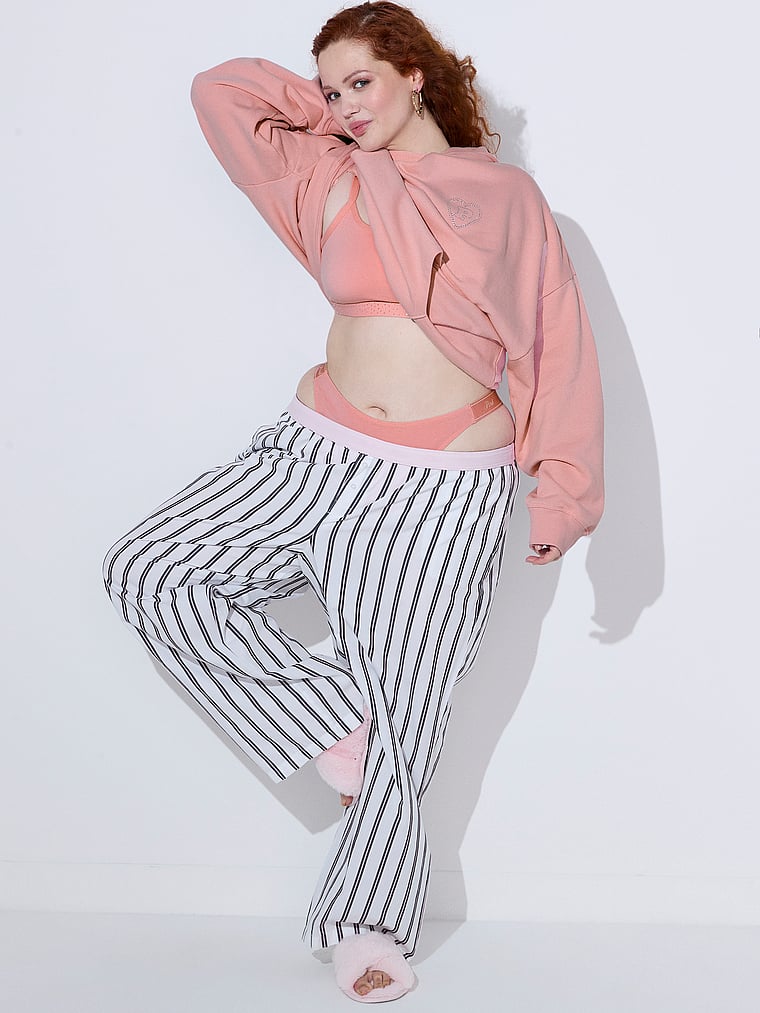 PINK Schlafhose aus Baumwollpopeline mit Logo, Weiß/gestreift, onModelFront, 1 of 4 Finley ist 5'9" oder 175cm und trägt XL