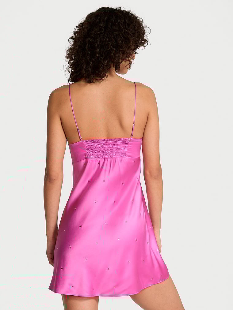 Victoria's Secret, Victoria's Secret Dew Drop Negligé aus glasiertem Satin mit Herzdetails, NEUE PFINGSTROSE, onModelBack, 2 of 3 Nikita  ist 5'10" oder 178cm und trägt S