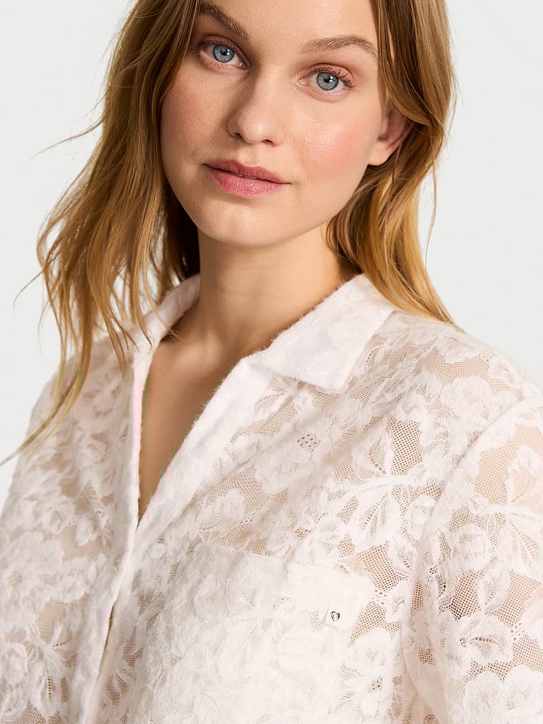 Victoria's Secret, Victoria's Secret Luxe Kurzer Pyjama aus weicher Spitze, Kokosweiß, detail, 3 of 5 Lotta ist 5'10" oder 178cm und trägt S/Regular