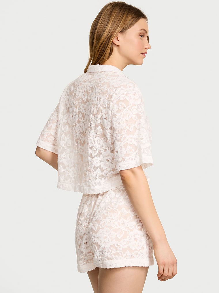 Victoria's Secret, Victoria's Secret Luxe Kurzer Pyjama aus weicher Spitze, Kokosweiß, onModelBack, 2 of 5 Lotta ist 5'10" oder 178cm und trägt S/Regular