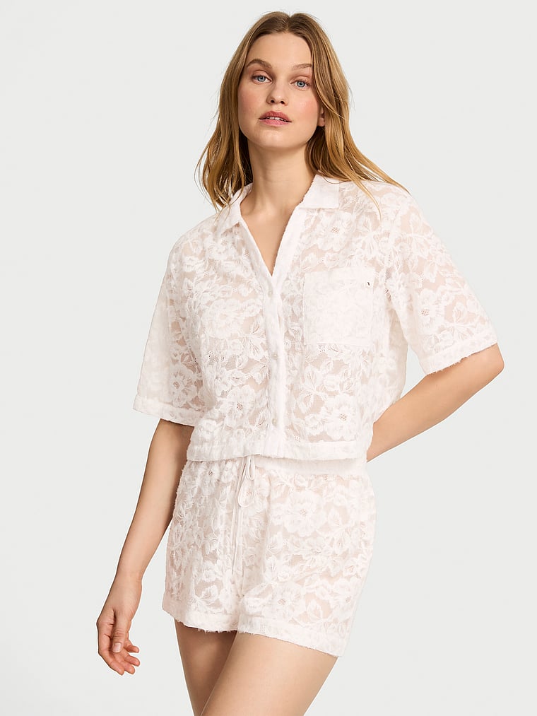 Victoria's Secret, Victoria's Secret Luxe Kurzer Pyjama aus weicher Spitze, Kokosweiß, onModelFront, 1 of 5 Lotta ist 5'10" oder 178cm und trägt S/Regular
