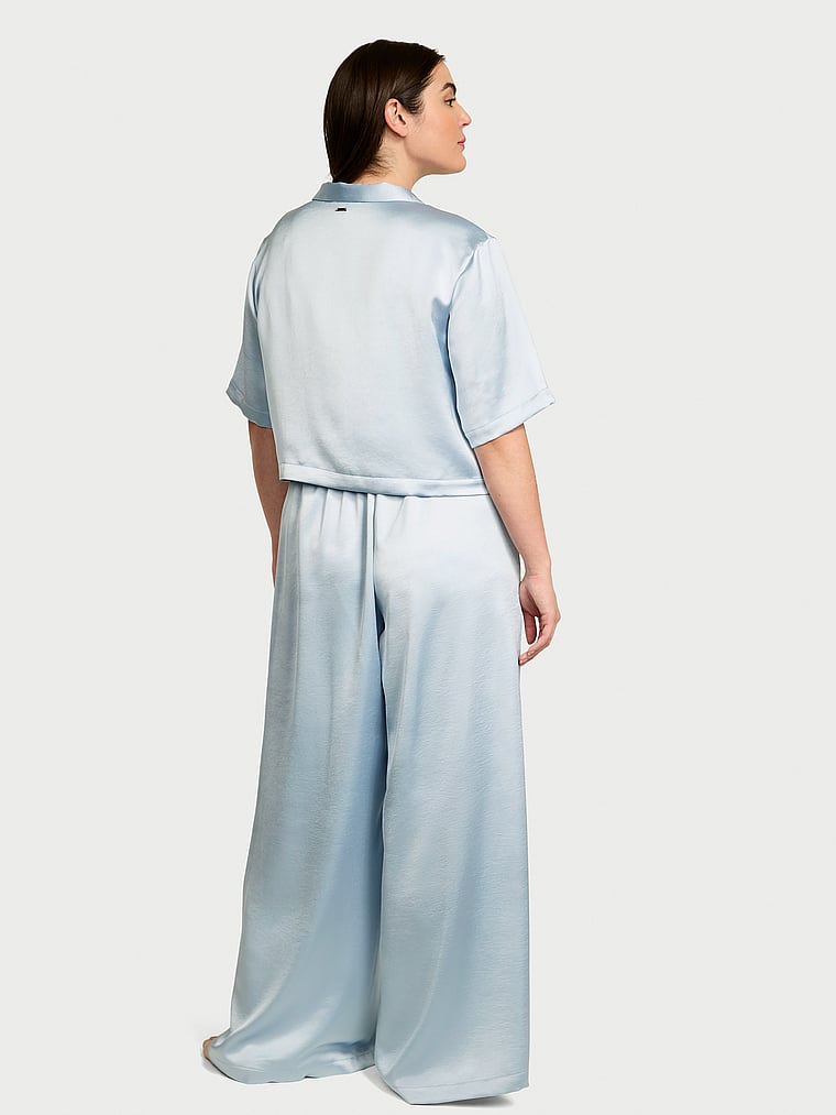 Victoria's Secret, Victoria's Secret Luxe​​​​​​​ Langer Pyjama aus Satin mit kastigem, kurzem Oberteil, Blassblau, onModelBack, 2 of 3