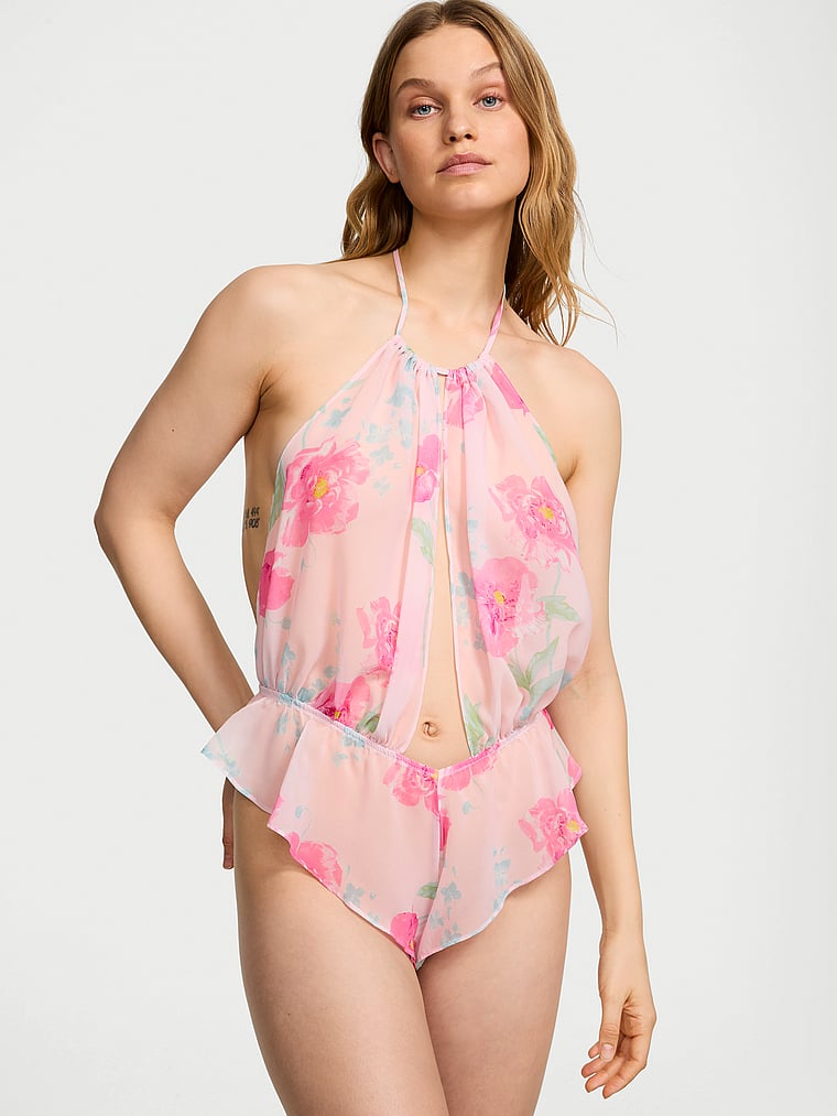 Victoria's Secret, Very Sexy Peony Neckholder-Body aus Chiffon, Blasses Pink, onModelFront, 1 of 4 Lotta ist 5'10" oder 178cm und trägt 34B oder S