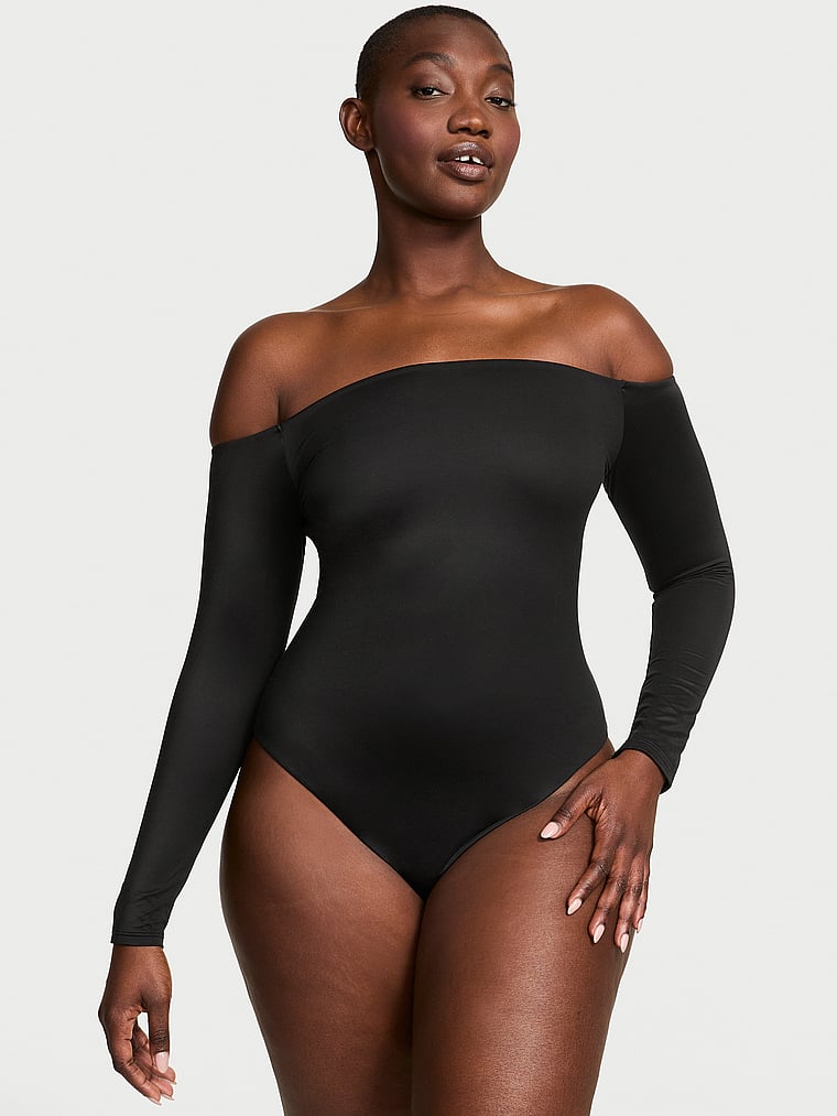 Victoria's Secret, Victoria's Secret Bodywear von Victoria's Secret mit FeatherSoft™ Langärmeliger, schulterfreier Body, Schwarz, onModelFront, 1 of 3 Grace ist 5'11" oder 180cm und trägt L
