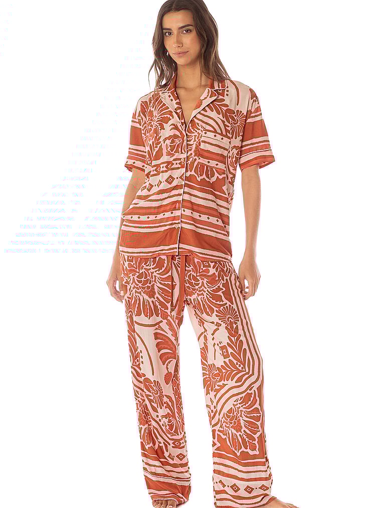 Victoria's Secret, Maaji Kameli Set mit kurzärmeligem Oberteil und Hose, onModelFront, 1 of 3