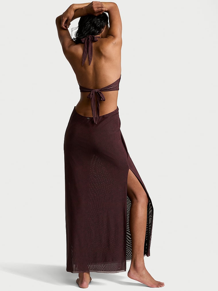 Victoria's Secret, Victoria's Secret Swim Strand-Maxikleid aus Netzstoff mit Zierausschnitt, Burgunderrot gepunktet, onModelBack, 2 of 3 Shaanti ist 5'9" oder 175cm und trägt 32B oder S
