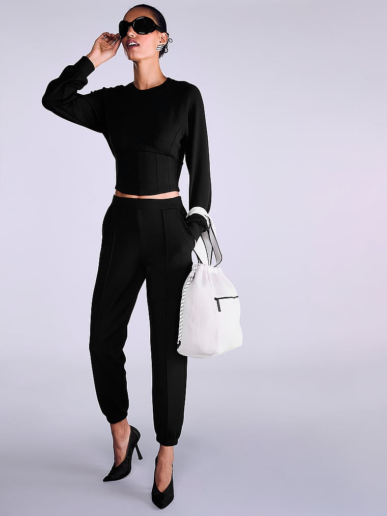 Victoria's Secret, VSX VSX Featherweight Strickoberteil im Korsettstil mit Rundhalsausschnitt, Reines Schwarz, onModelSide, 1 of 4 Nikita ist 5'10" oder 178cm und trägt S