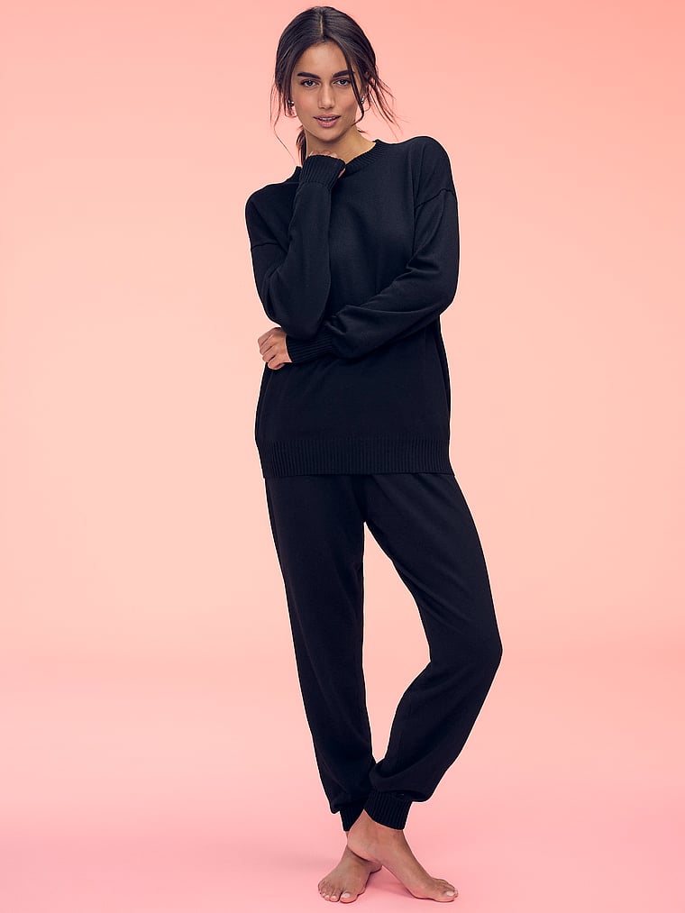 Victoria's Secret, Victoria's Secret Luxe Strick-Jogginghose, SCHWARZ, onModelSide, 4 of 4 Maia ist 5'9" oder 175cm und trägt S