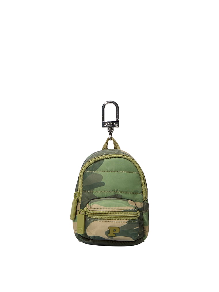 PINK Mini-Rucksack und Schlüsselanhänger, Grünes Camouflage-Muster, onModelFront, 2 of 4