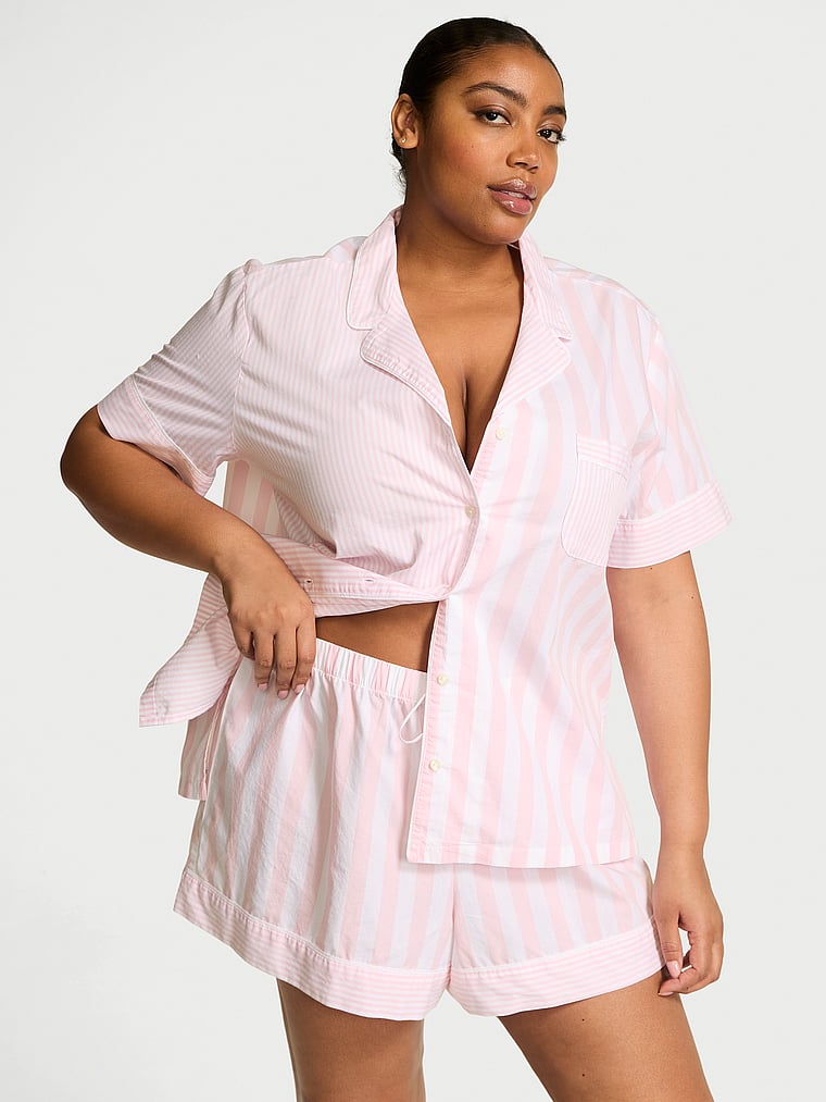Victoria's Secret, Victoria's Secret Heritage Kurzer Pyjama aus Baumwolle, Muster, onModelFront, 1 of 4 Brianna ist 5'10" oder 178cm und trägt XL/Long