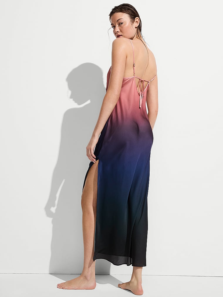 Victoria's Secret, Victoria's Secret Swim Strandmode Sunset Urlaubs-Maxikleid aus Satin mit Farbverlauf, Sonnenuntergangs-Ombre, onModelBack, 2 of 2 Kennidy ist 5'11" oder 180cm und trägt 34B oder S