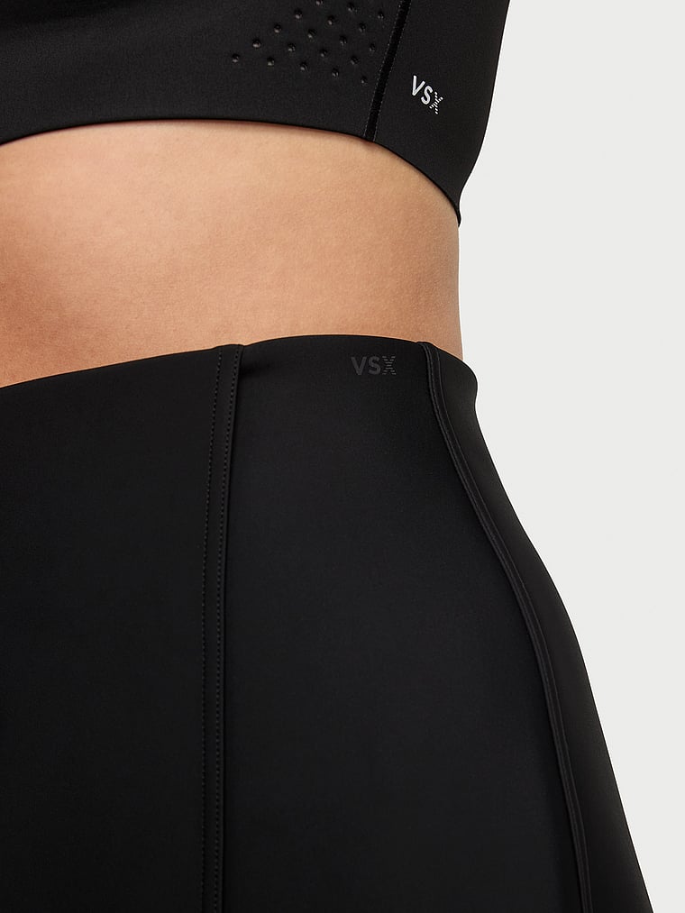 Victoria's Secret, VSX VSX Defined Scuba-Skort, Schwarz, detail, 5 of 5 Karmi ist 5'10" oder 178cm und trägt L