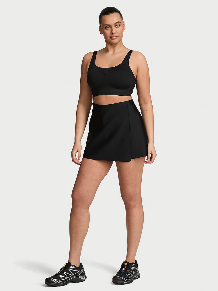 Victoria's Secret, VSX VSX Defined Scuba-Skort, Schwarz, onModelFront, 3 of 5 Karmi ist 5'10" oder 178cm und trägt L