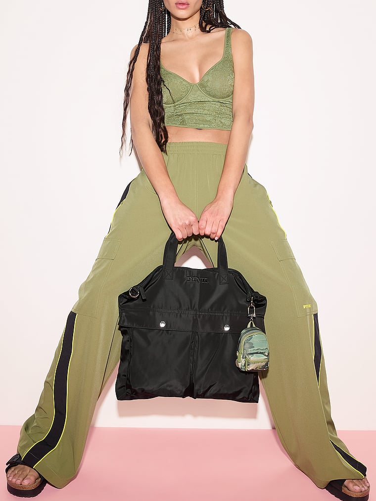PINK Mini-Rucksack und Schlüsselanhänger, Grünes Camouflage-Muster, onModelSide, 1 of 4
