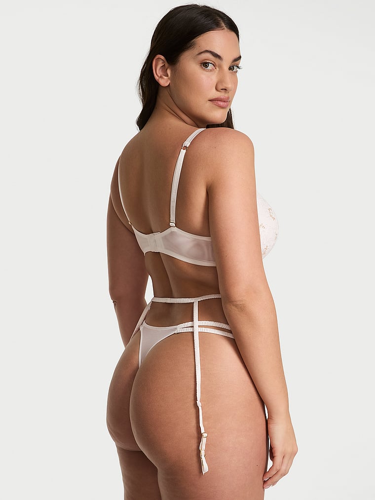 Victoria's Secret, Dream Angels Braut-Strumpfgürtel mit Pfingstrosen-Stickerei, Weiß mit Pfingstrosen, onModelBack, 4 of 4 Lorena ist 5'9" oder 175cm und trägt L