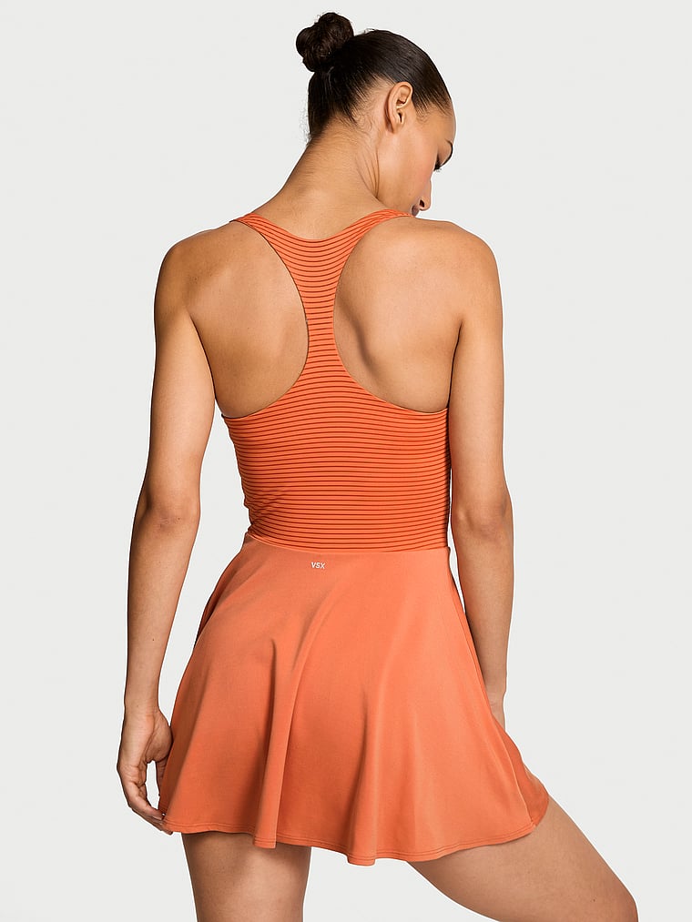 Victoria's Secret, VSX VSX Activate™ Racerback-Trägerkleid, Verbranntes Orange Blätter, onModelBack, 2 of 3 Nikita  ist 5'10" oder 178cm und trägt 34B oder S