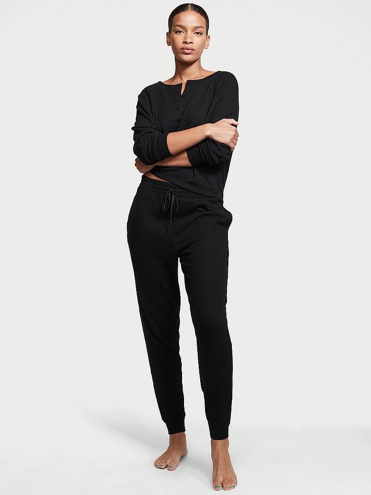Victoria's Secret, Victoria's Secret Glow Henley und Jogger mit Waffelmuster im Set, onModelFront, 1 of 4