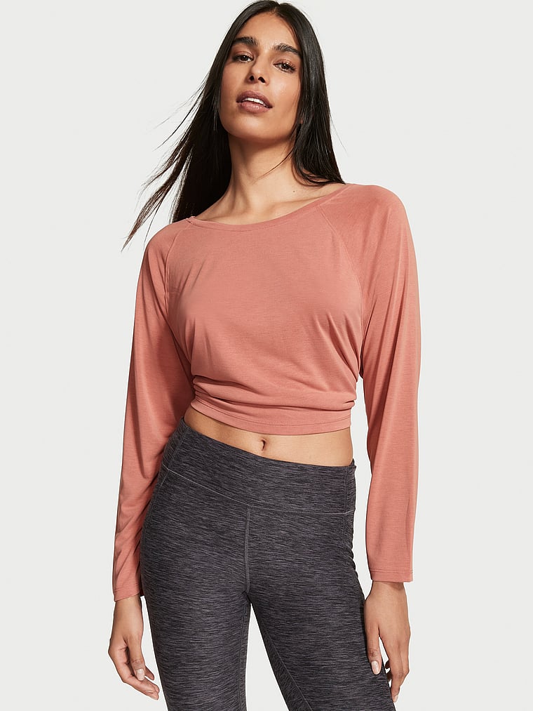 Victoria's Secret, VSX Langärmliges Sandwashed-Oberteil mit rückseitiger Schnürung, onModelFront, 1 of 5