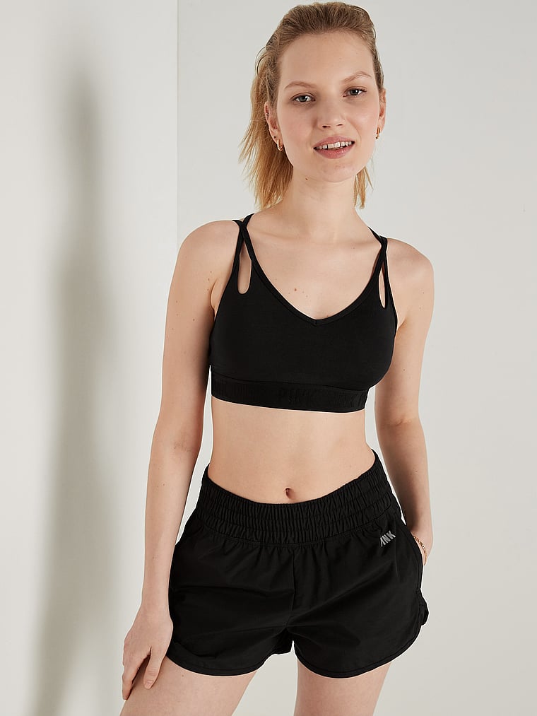 PINK Ultimate Leicht gefütterter Sport-BH mit rückseitigem Riemchendesign, Reines Schwarz, onModelFront, 1 of 4 Anabel ist 5'8" oder 173cm und trägt 32B oder S