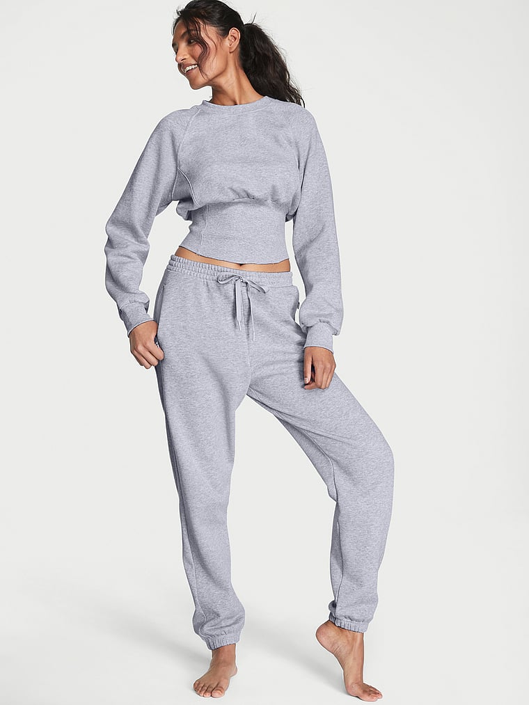 Victoria's Secret, Victoria's Secret Korsett-Oberteil mit Rundhalsausschnitt aus Baumwollfleece, Mittleres Heidegrau, onModelSide, 4 of 4 Shaanti ist 5'9" oder 175cm und trägt S