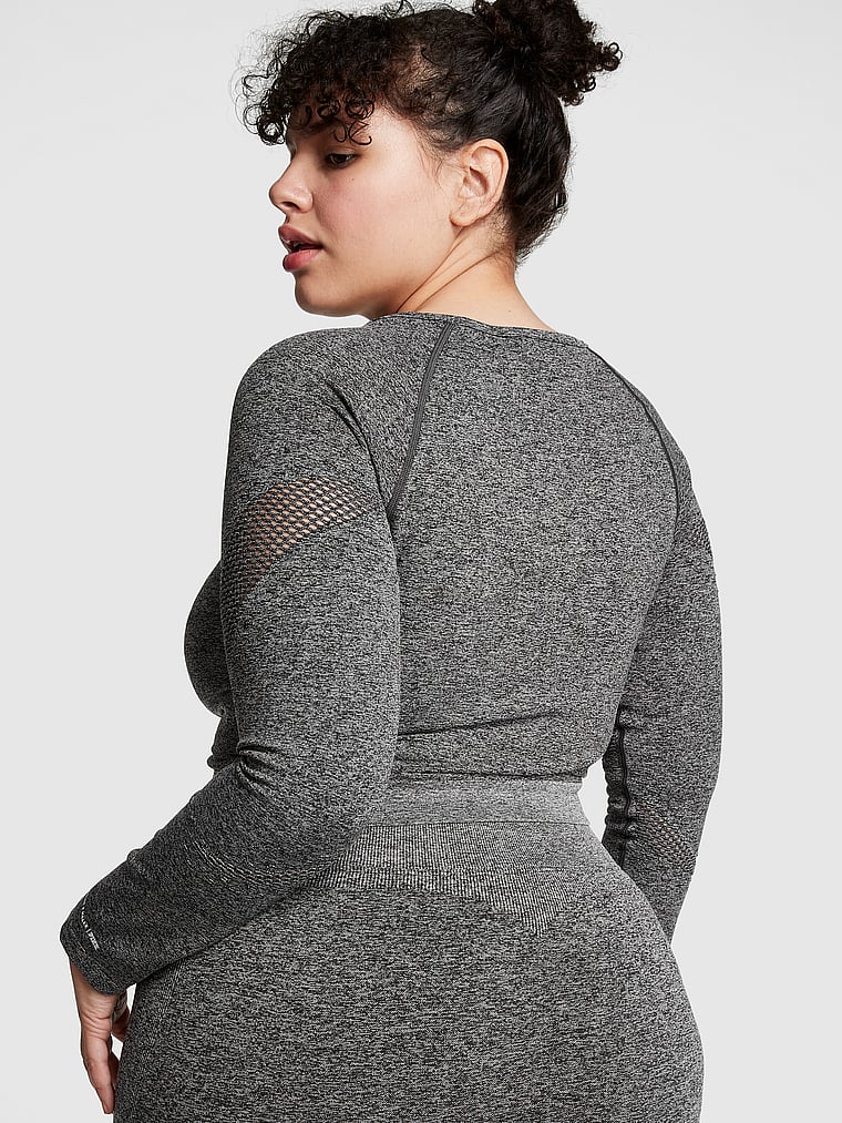 PINK Chlöe x Halle Langärmeliges, kurzes Oberteil aus nahtlosem Netzstoff, onModelBack, 2 of 3