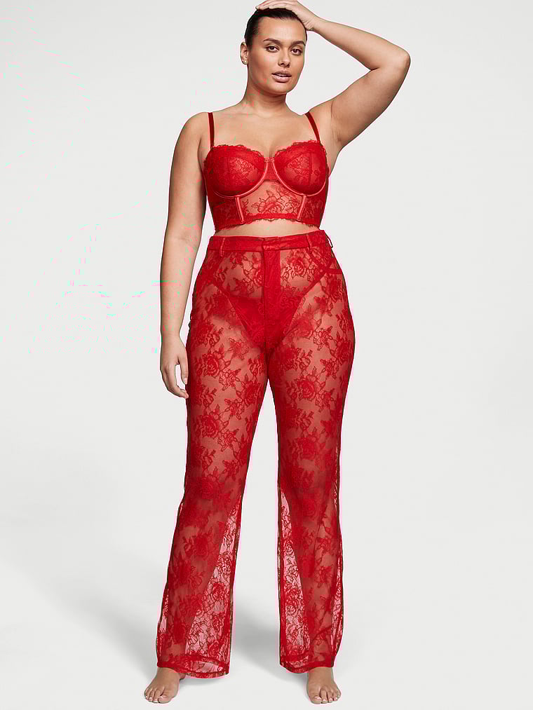 Victoria's Secret, Victoria's Secret VS Archives Hose aus Rosenspitze, Lippenstiftrot, onModelSide, 3 of 4 Karmi ist 5'10" oder 178cm und trägt L
