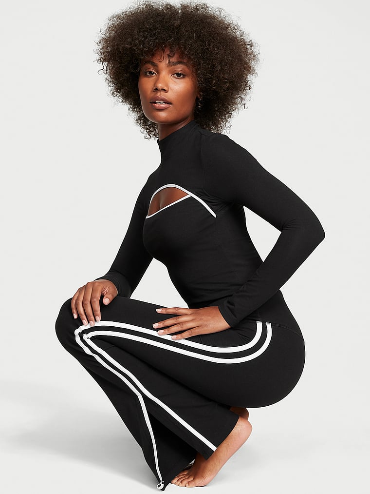 Victoria's Secret, VSX Ausgestellte Leggings aus Baumwolle mit hohem Bund, onModelSide, 3 of 4