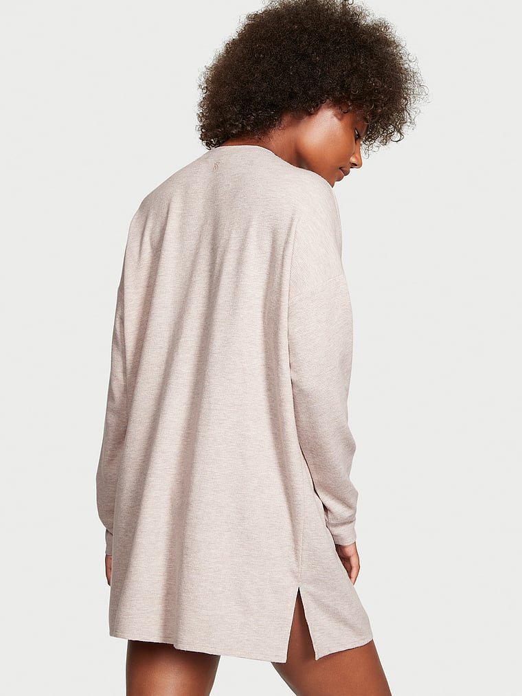 Victoria's Secret, Victoria's Secret Langärmeliges Schlafshirt mit Glow-Waffelmuster, onModelBack, 2 of 3