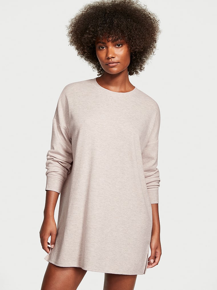 Victoria's Secret, Victoria's Secret Langärmeliges Schlafshirt mit Glow-Waffelmuster, onModelFront, 1 of 3