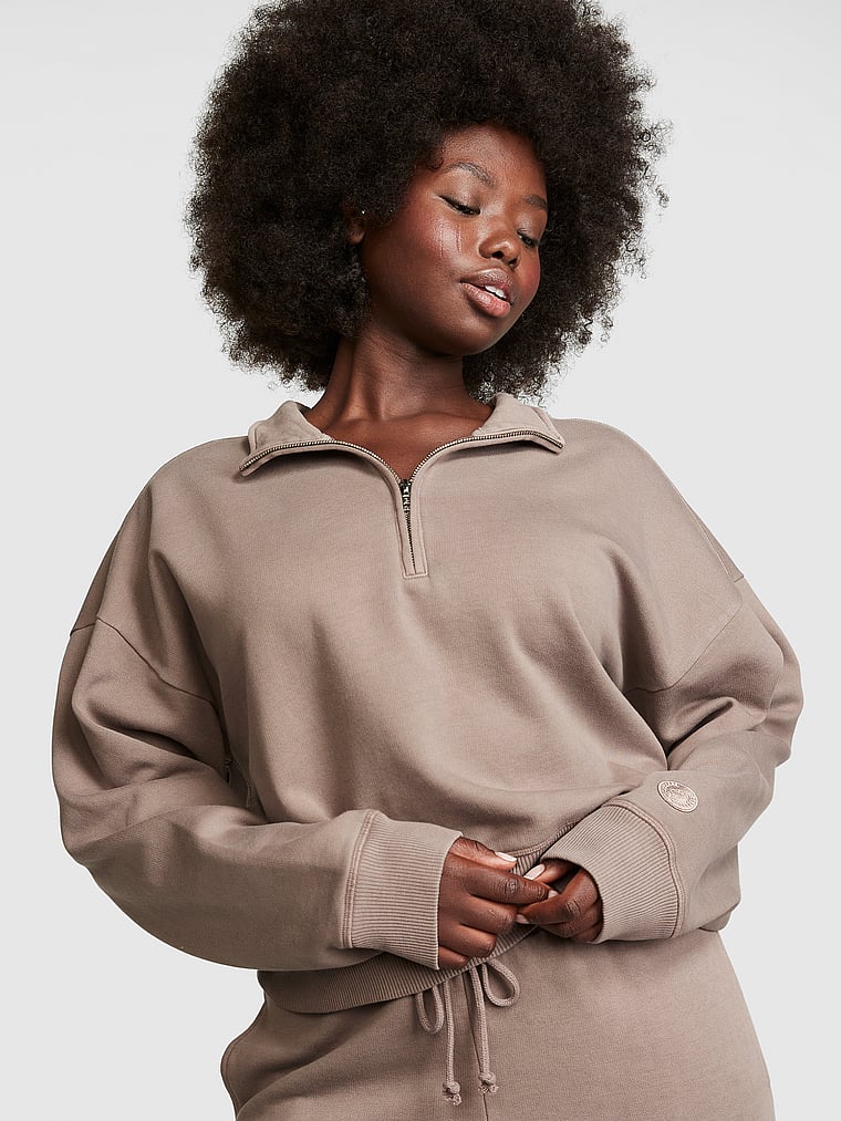 PINK Premium-Sweatshirt aus Fleece mit kurzem Reißverschluss, onModelFront, 1 of 4