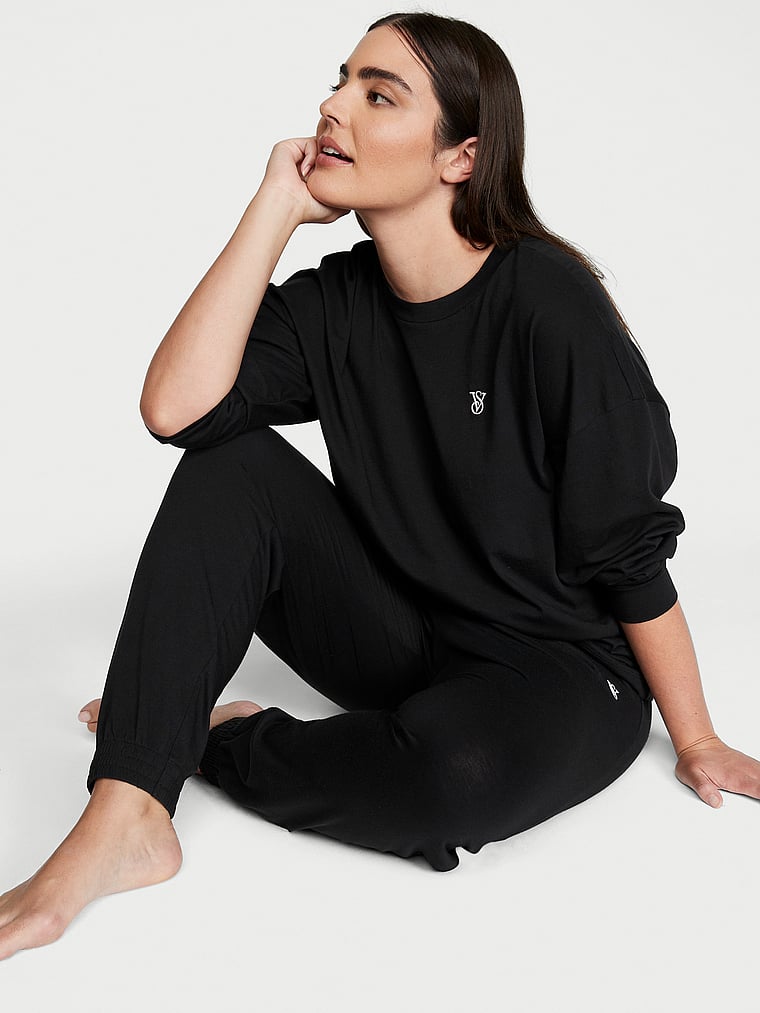 Victoria's Secret, Victoria's Secret Set mit langärmligem Shirt und Jogginghose, onModelFront, 1 of 3