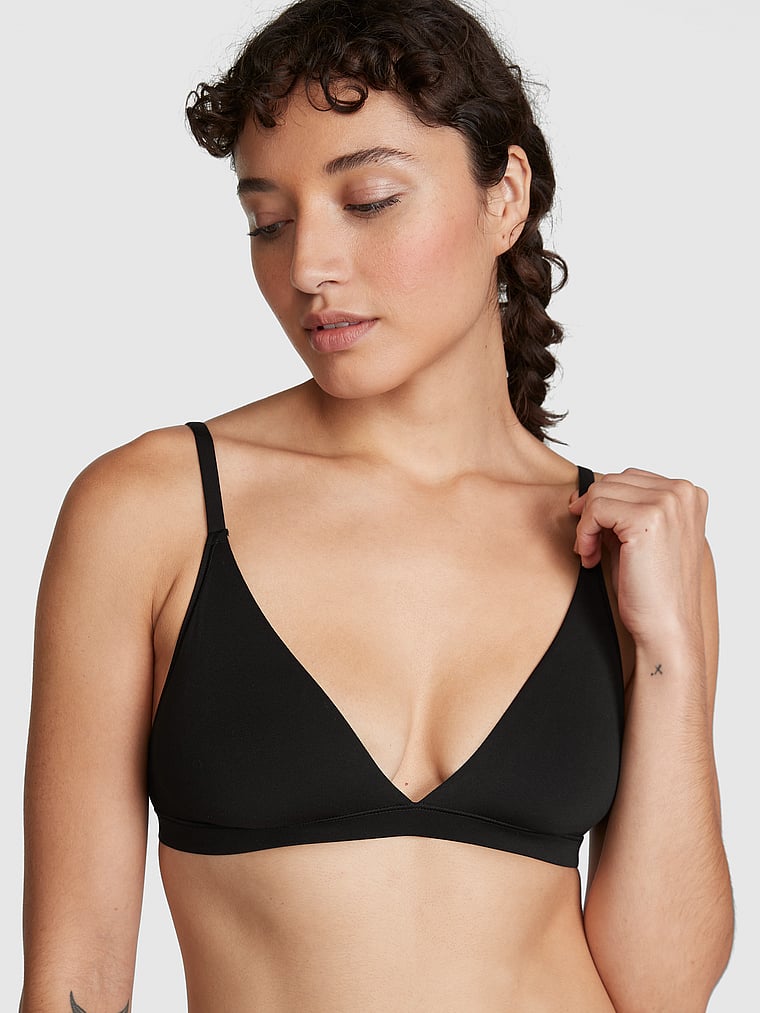 PINK Bralettes und BH-Oberteile Ungefütterte Triangel-Bralette, Reines Schwarz, onModelFront, 1 of 5 Jocelyn ist 5'8" oder 173cm und trägt 34B oder S